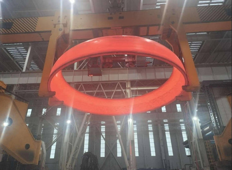 [Image: 机械加工后的闪亮金属法兰]